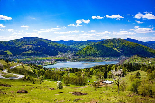 Vedere cu Lacul Batca Doamnei , zona Vadurele.Imaginea e facuta de la Bisericani (S.P.). Piatra Neamt ,jud.Neamt