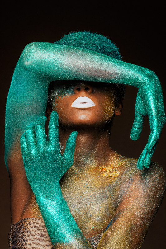 Tablou Canvas - Senzualitate Diafana pe Turcoaz - Zibo.ro