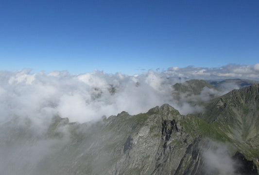 Plutind printre nori