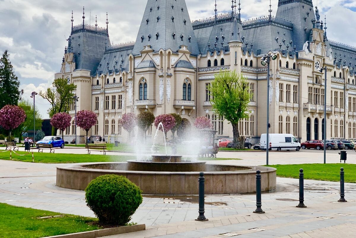 Fantana arteziana de la Palatul Culturii Iasi