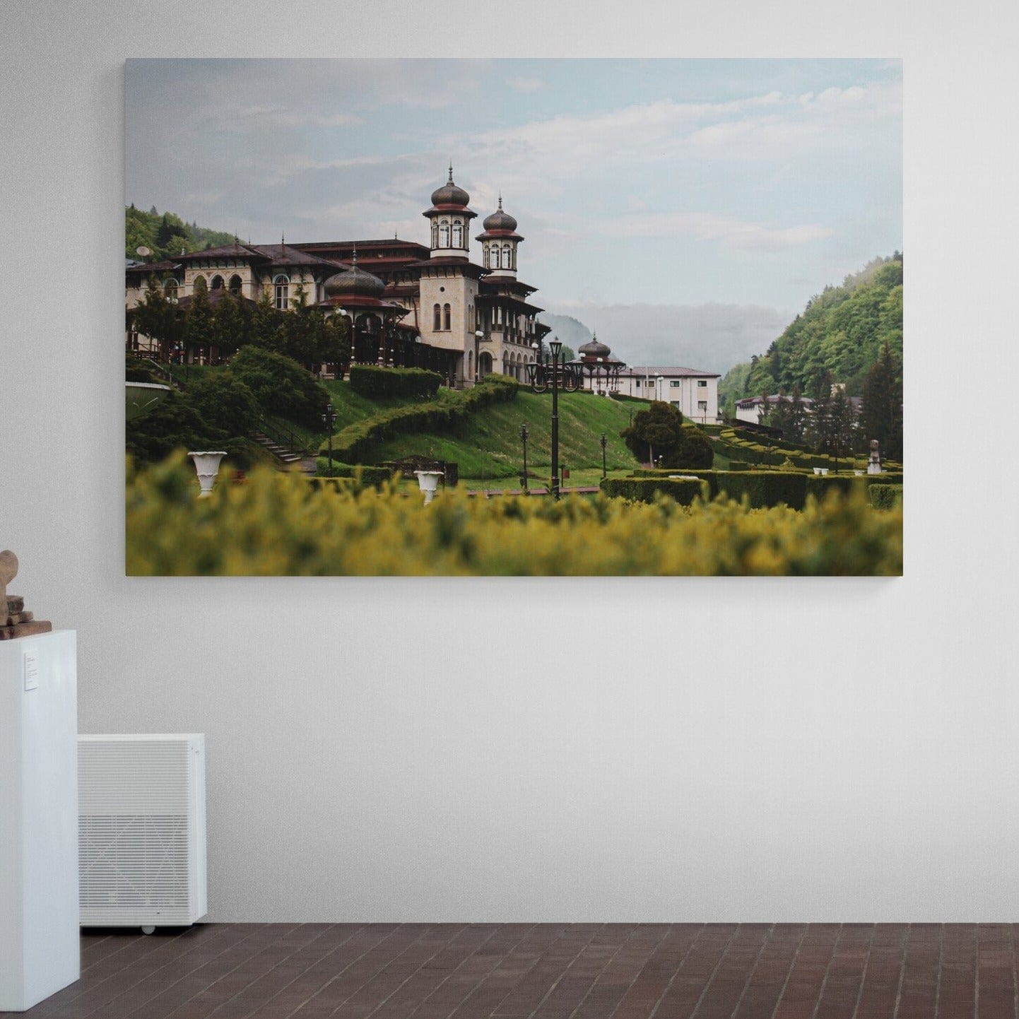 Tablou canvas romanesc - O zi ploioasa in Slanic Moldova - Cameradevis.ro