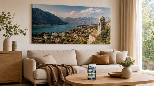 ablou personalizat landscape cu fotografie de vacanță montat într-un living modern