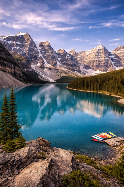 Tablou decorativ - Lacul Moraine si canoe colorate