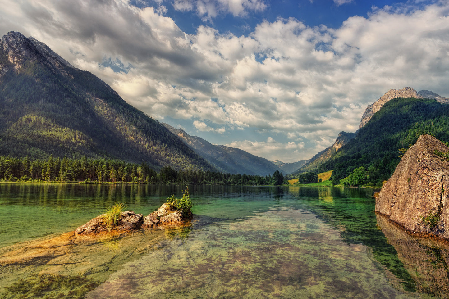 Tablou canvas cu lac alpin limpede și munți