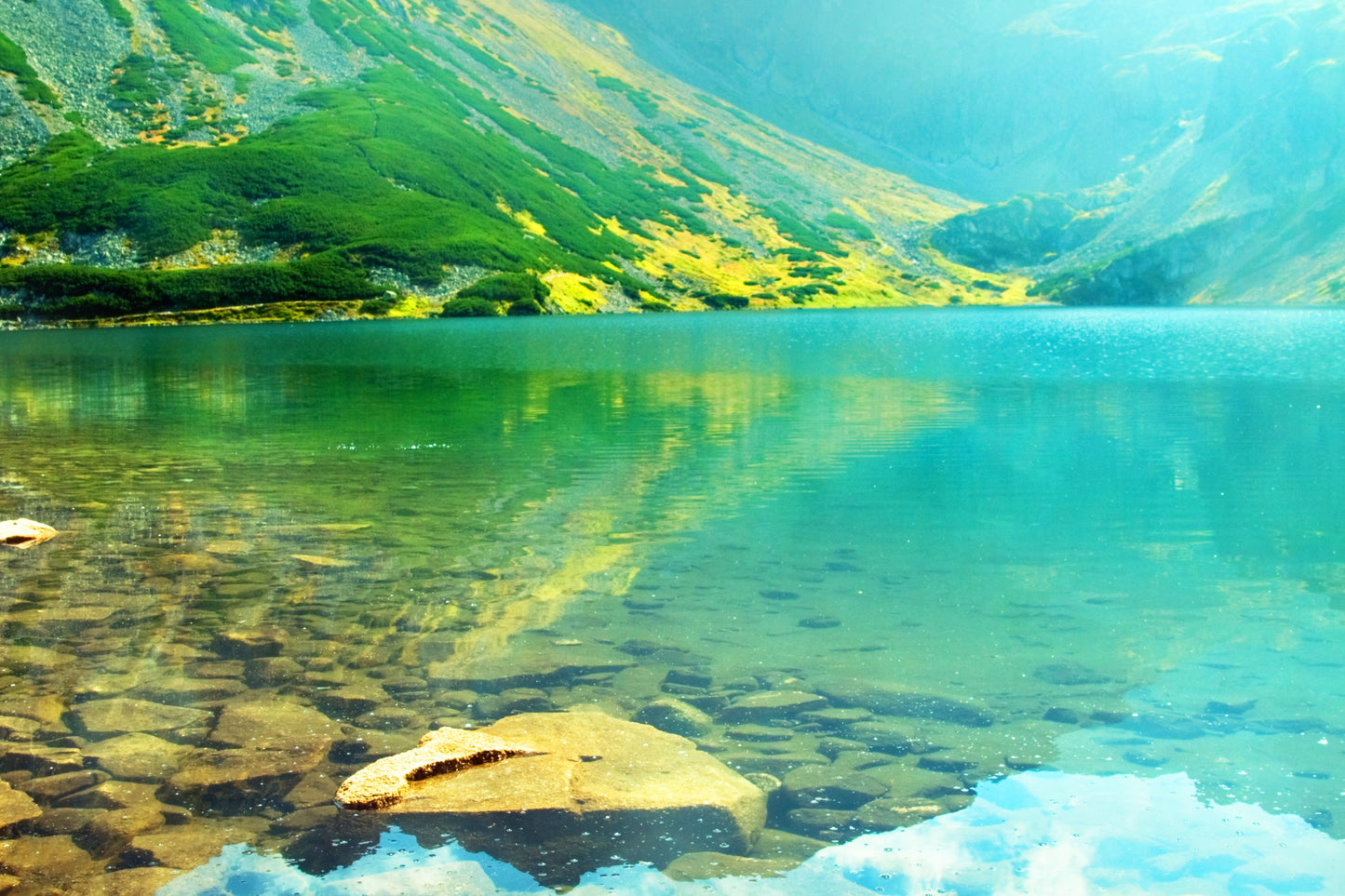 Tablou canvas cu lac glaciar limpede și pietre aurii