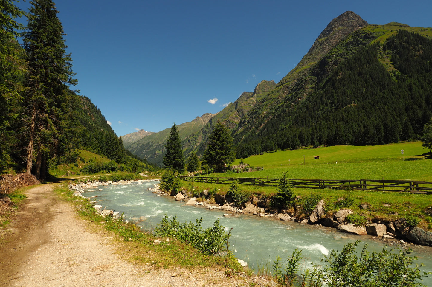 Tablou canvas cu râu de munte, drum și pajiște verde