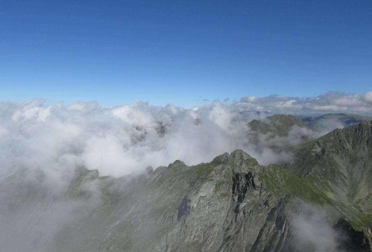 Plutind printre nori