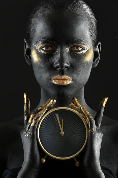 Tablou decorativ - Femeia Africana cu Ceas în Mână