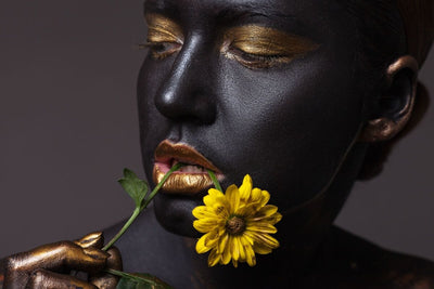 Tablou decorativ - Femeie Africana cu Floare Galbena