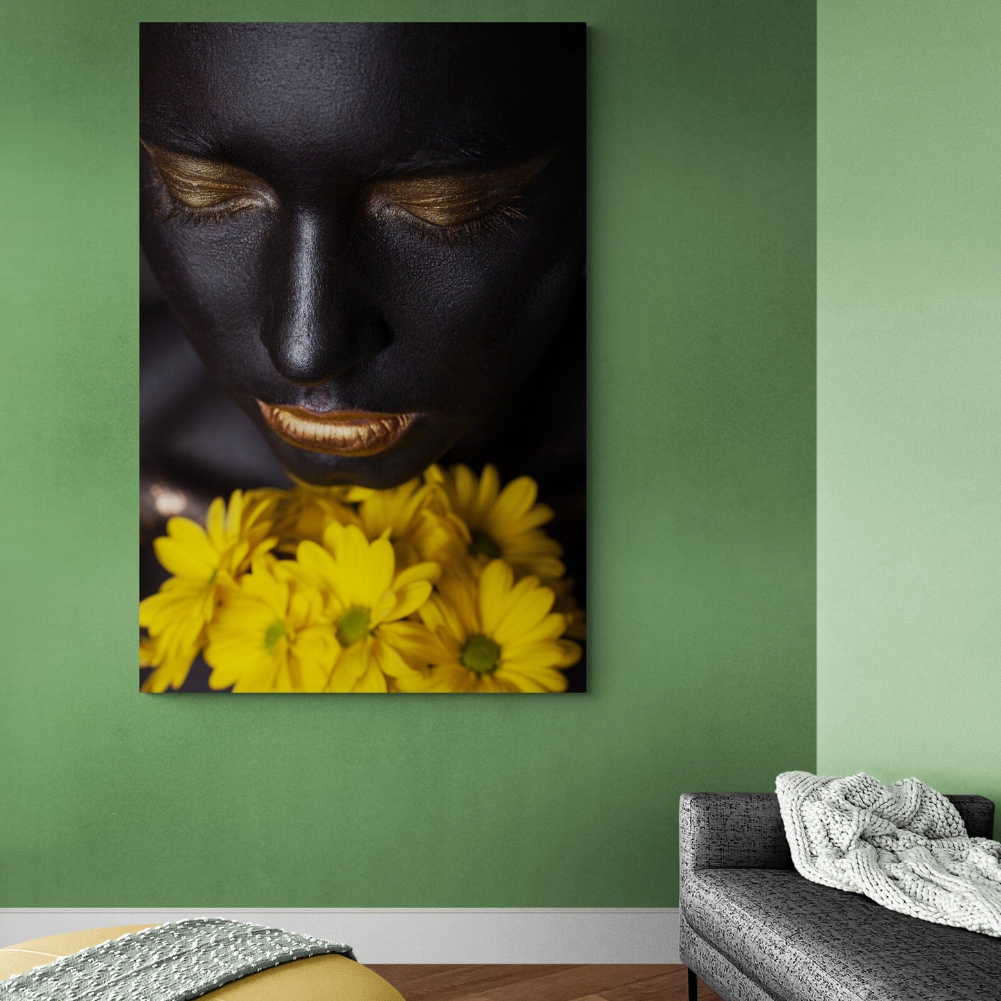 Tablou canvas - Femeie africana cu flori galbene - Cameradevis.ro Cameradevis.ro